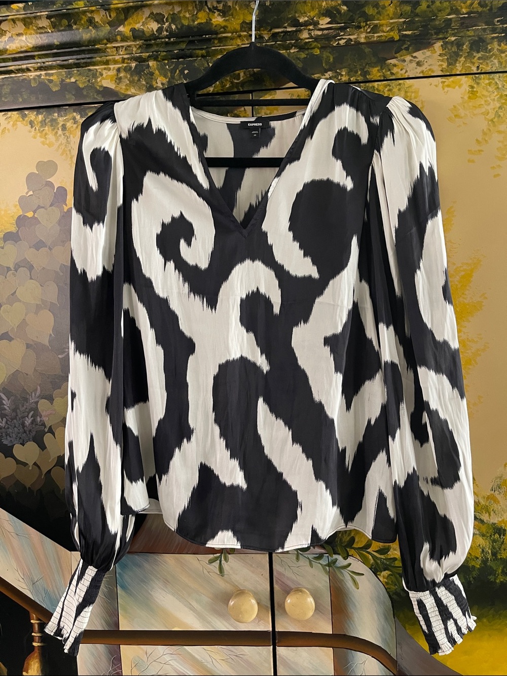 Express Black & White Abstract V-Neck Puff Sleeve Blouse
